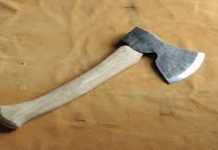 Καμαρώνει σαν γύφτικο σκεπάρνι! (γιατί το λέμε – τι σημαίνει;)