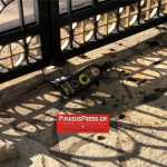 Μπουκάλια και πέτρες στη Μητρόπολη Πειραιά