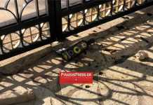 Μπουκάλια και πέτρες στη Μητρόπολη Πειραιά