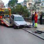 Θεσσαλονίκη: αυτοκίνητο εκτός ελέγχου καρφώθηκε σε κολωνάκια (φωτό)