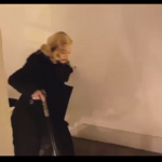 Με μπαστούνι λόγω τραυματισμών η Μαντόνα (video)