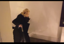 Με μπαστούνι λόγω τραυματισμών η Μαντόνα (video)