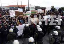 Μετανάστρια(;) στη Λέσβο πήγε να αρπάξει το όπλο αστυνομικού (βίντεο)