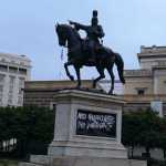 Ντροπή! Βανδάλισαν το άγαλμα του Κολοκοτρώνη στην Παλαιά Βουλή (photos)