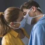 «Να φιλάτε μόνο τους συντρόφους σας» παροτρύνουν οι ειδικοί