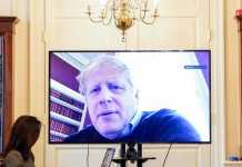 O Μπόρις Τζόνσον εξακολουθεί να νοσηλεύεται με επίμονα συμπτώματα μόλυνσης από κορονοϊό