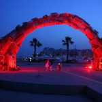 Το Μνημείο της Γενοκτονίας των Ελλήνων του Πόντου «Πυρρίχιο Πέταγμα» στην πλατεία Αλεξάνδρας φωταγωγήθηκε συμβολικά σε κόκκινο χρώμα