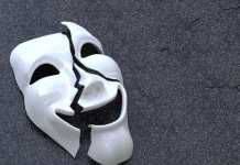 Τα έξι σημάδια που προδίδουν ότι κάποιος «συγκαλύπτει» την κατάθλιψη που περνάει