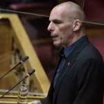 Ο Βαρουφάκης «σταυρώνει» τον Τσίπρα: «Αν ξαναγίνεις πρωθυπουργός, θα πάρεις πίσω στο δημόσιο την Αττική Οδό τώρα που λήγει η σύμβασή της;» (Βίντεο)