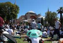 Σκουπιδότοπος ο αύλειος χώρος της Αγιά Σοφιάς