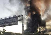 Πυκνοί καπνοί στη Μεταμόρφωση – Φωτιά σε εργοστάσιο πλαστικών