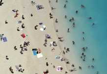 Guardian: Περίπου 30 Βρετανοί τουρίστες φαίνεται πώς κόλλησαν κορονοϊό στη Ζάκυνθο