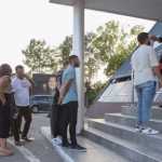 Βρε, δε πα να κουρεύεται ο coronavirus: Oυρές και θερμομέτρηση έξω από το μαγαζί όπου τραγουδάει ο Νίκος Βέρτης (video)