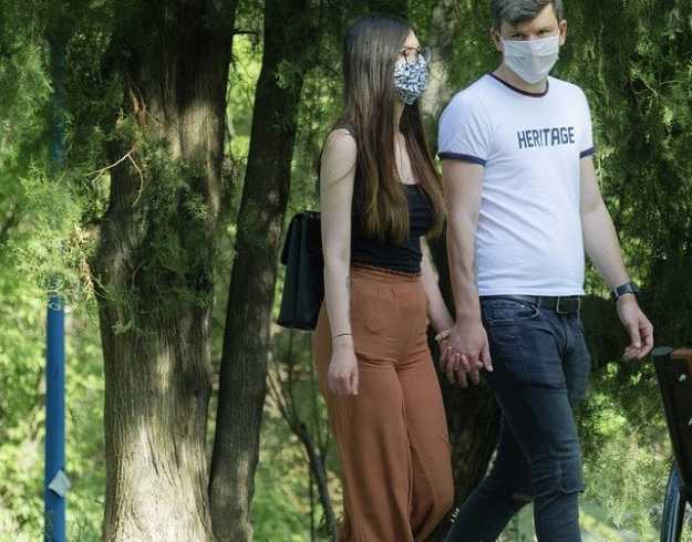 ΖΕΥΓΑΡΙ ΜΕ ΜΑΣΚΑ