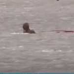 “Ιανός”: Διάσωση άνδρα μπροστά στην κάμερα (βίντεο)