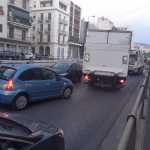 Κυκλοφοριακό κομφούζιο στη Χαμοστέρνας – Σύγκρουση απορριματοφόρου με ΙΧ