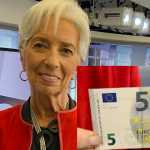 Τα νέα πεντάευρα με την υπογραφή της Κριστίν Λαγκάρντ κυκλοφόρησαν