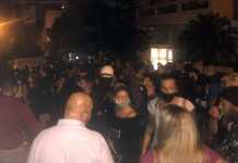 Συγκέντρωση με πανό και συνθήματα έξω από το σπίτι του καθηγητή που μαχαίρωσε τον σκύλο