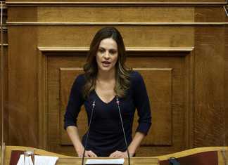 Πρόταση μομφής κατά Σταϊκούρα: Χαριστική βολή για την κοινωνία ο πτωχευτικός κώδικας λέει η Αχτσιόγλου