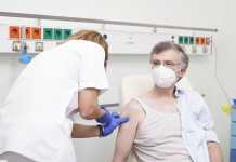 Εμβολιάστηκε ο Τσιόδρας: «Δεν είναι το τέλος, ακόμα. Το τέλος θα έρθει σταδιακά»