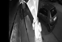 Δεν πάμε καλά: Γυναίκα κατεβάζει την ελληνική σημαία και εξαφανίζεται (video)