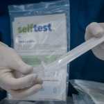 Κορονοϊός: Δωρεάν self test για μαθητές και εμβολιασμένους εκπαιδευτικούς από τα φαρμακεία