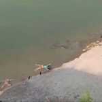 Ινδία: Πτώματα ασθενών που υπέκυψαν στον κορονοϊό μεταξύ αυτών που ανασύρθηκαν από τον Γάγγη