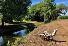 Τρίκαλα: Μισό… μηχανάκι, πλαστικό μπουκάλι 40 ετών και 3 τόνοι σκουπίδια από καθαρισμό μιας όχθης ποταμού