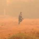 Καίγονται σπίτια στα Βίλια – Εκκένωση της περιοχής ζητά ο Δήμαρχος