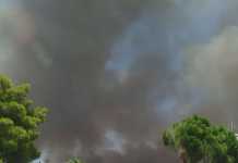 Μεγάλη φωτιά στη Βαρυμπόμπη και προειδοποίηση για τους κατοίκους – Στη μάχη το ρωσικό Beriev