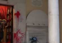 Πατήσια: Πέταξαν μπογιές στην εκκλησία όπου λειτουργούσε ο ιερέας που κατηγορείται για βιασμό ανήλικης