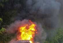 Λ. Ποσειδώνος: Στις φλόγες αυτοκίνητο με τρεις επιβάτες