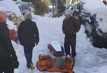Ζωγράφου: Συγγενείς νεκρού σέρνουν το φέρετρο στα χιόνια για να το μεταφέρουν