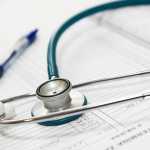 Υπουργείο Υγείας: Συνταγογράφηση για ανασφάλιστους μόνο από δημόσιες δομές