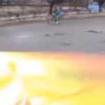 Φρίκη στην Ουκρανία: Η στιγμή που ποδηλάτης «εξαϋλώνεται» από βολή πυροβόλου! (Βίντεο)