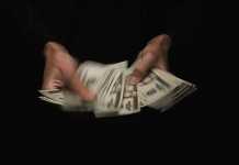 Ρωσία: Απαγόρευση εξαγωγής συναλλάγματος άνω των 10.000 δολαρίων