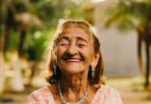 Να χαίρεσαι και να χαμογελάς όταν δεν μοιάζεις με τους πολλούς